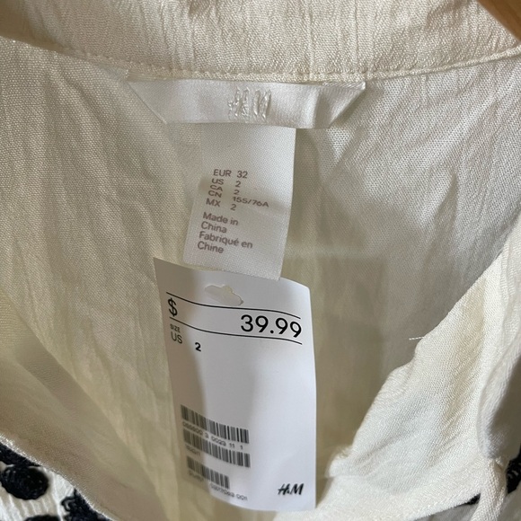 H&M| Cream Peasant Top, Boho Floral Style—Embroidered/Stitch Detail, Size 2••• - Picture 7 of 10